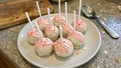 Cake pops cacao e mascarpone con cioccolato bianco: facili e belli da regalare