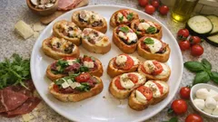 Baguette farcite per buffet: 4 idee (crostino, parmigiana, rustica e caprese)