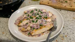 Petto di pollo cremoso alle cipolle rosse: in padella, tenero e profumato al vino bianco