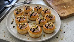 Vol-au-vent con mousse di mortadella e pistacchi: antipasto elegante in 10 minuti