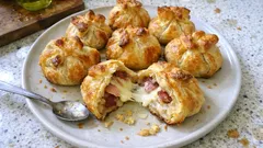 Fagottini di sfoglia speck e brie: croccanti fuori e filanti dentro