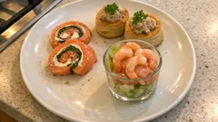Tris di antipasti di mare: girelle al salmone, vol-au-vent tonnati e cocktail di gamberi