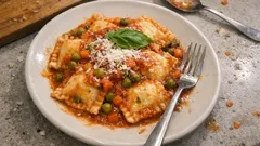 Ravioli di ricotta fatti in casa, morbidi e ben sigillati: la nota di cannella che sorprende