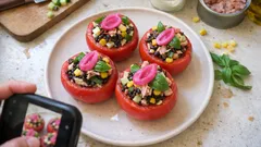 Pomodori ripieni freddi con riso venere, tonno e mais: l’idea salva-cena d’estate