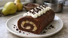 Rotolo al cacao con composta di pere: morbido, elegante e facile da fare