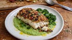 Baccalà in crosta al forno: croccante fuori, morbido dentro, con crema di broccoli