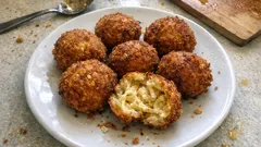 Polpette di tagliatelle fritte: la ricetta anti-spreco croccante fuori e cremosa dentro