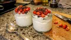 Crema chantilly con fragole in bicchiere: dolce fresco e pronto in anticipo