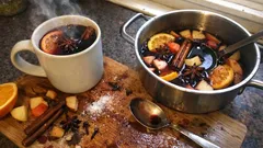 Vin brulé fatto in casa: profumato e avvolgente, pronto in 15 minuti (senza farlo bollire)