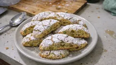 Biscotti al pistacchio friabili: impasto veloce e finitura “crackle”