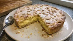 Torta della nonna facile: frolla all’olio e crema al limone, con tanti pinoli