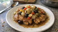 Pollo in padella anni ’80: giardiniera e olive per un sughetto da scarpetta