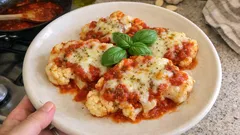 Cavolfiore alla pizzaiola al forno: con sugo, origano e mozzarella filante